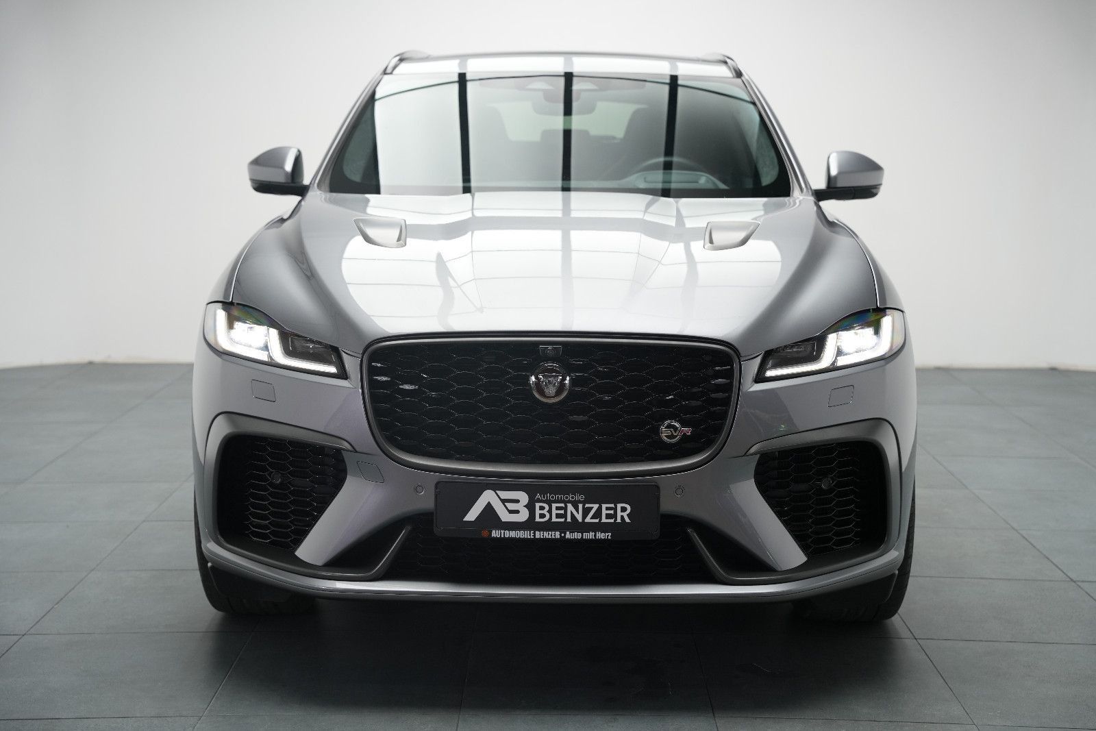 Fahrzeugabbildung Jaguar F-Pace F-PACE SVR /PANO/MERIDIAN/HUD/360°KAM/MEM