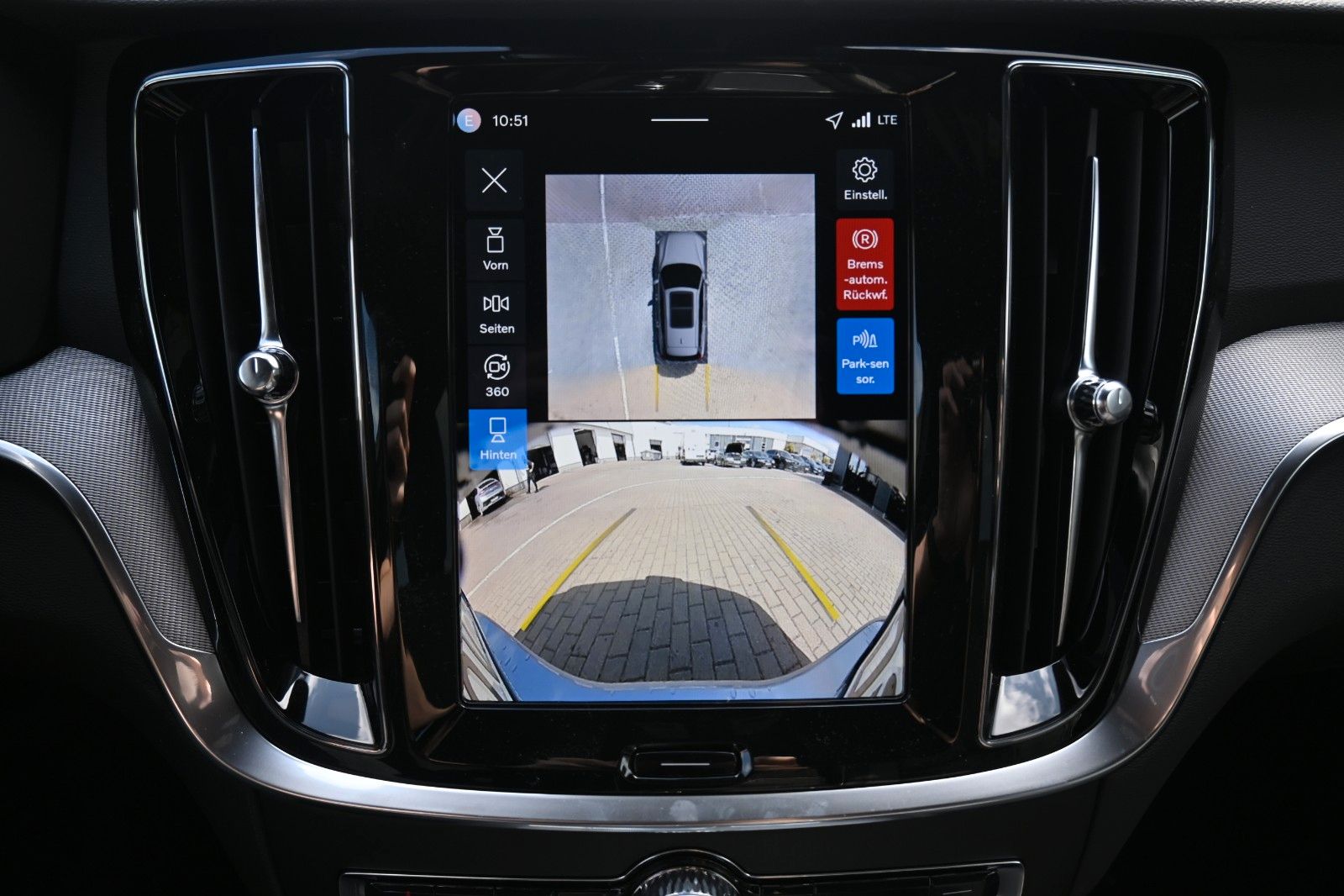 Fahrzeugabbildung Volvo V60 B4 Benzin DKG Plus Dark*FSHZG*360°*ACC*AHK