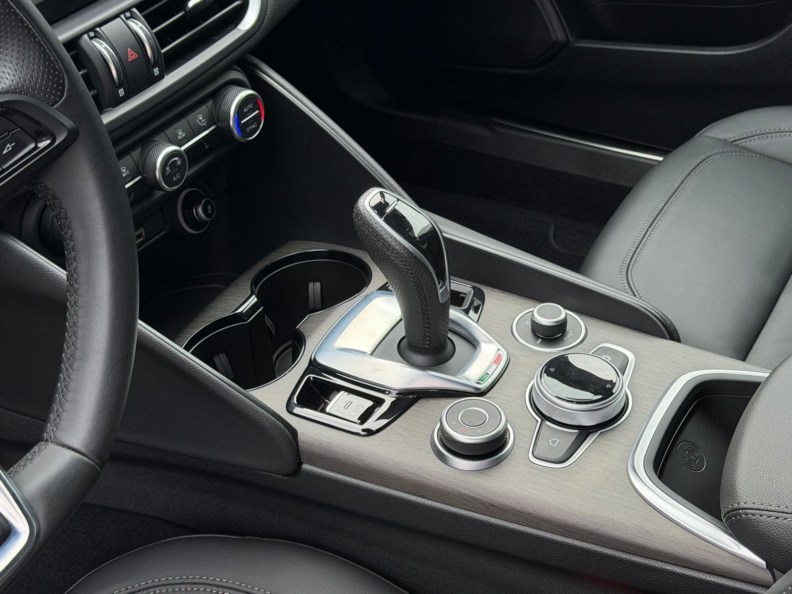 Fahrzeugabbildung Alfa Romeo Giulia Ti Q4/MEMORY/ACC/NAVI/KAMERA/SHZ
