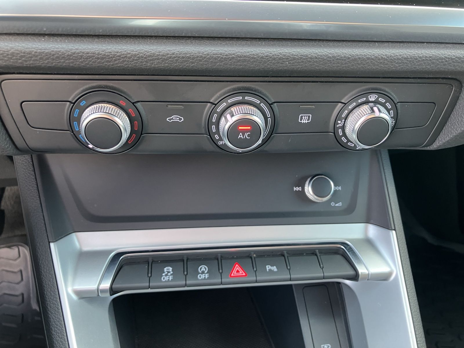Fahrzeugabbildung Audi Q3 40 TFSI quattro S-tronic LED 18" AVC SHZ