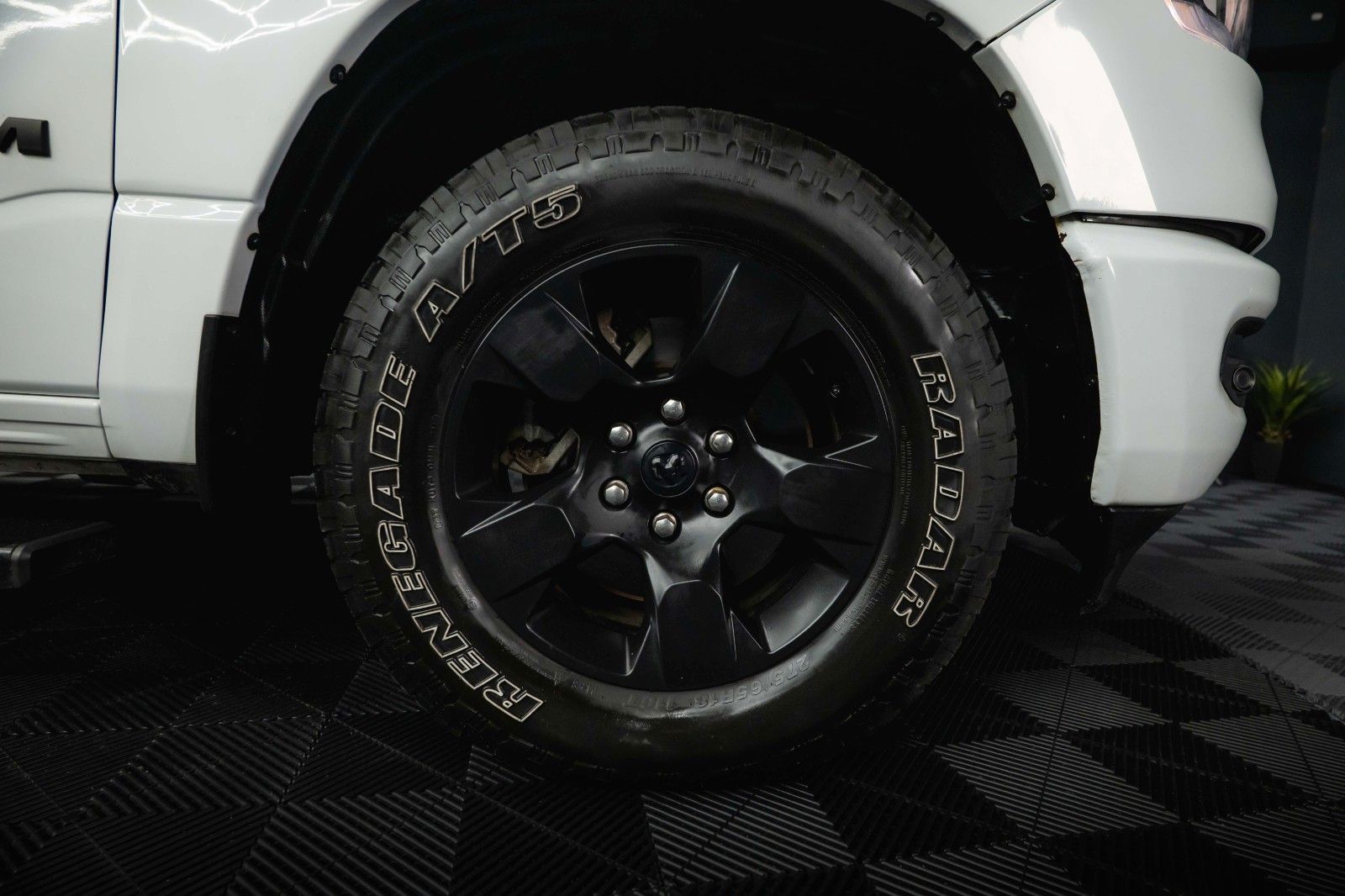 Fahrzeugabbildung Dodge RAM 5.7 V8 HEMI 4x4 OFFROAD Night-Paket *PANO*