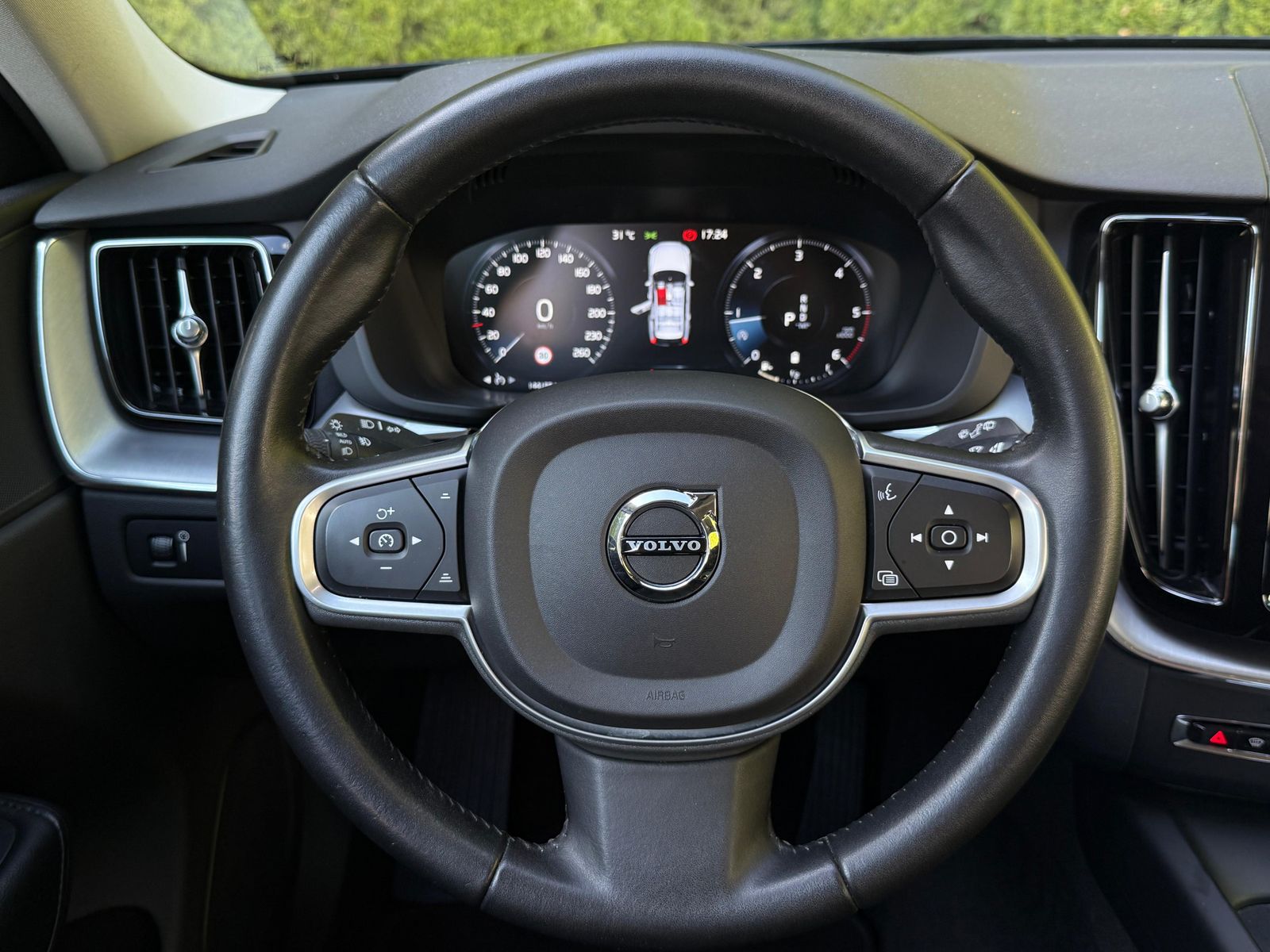 Fahrzeugabbildung Volvo XC60 Momentum Pro 2WD LED+NAVI+AHK+KAM+PARK+DAB+