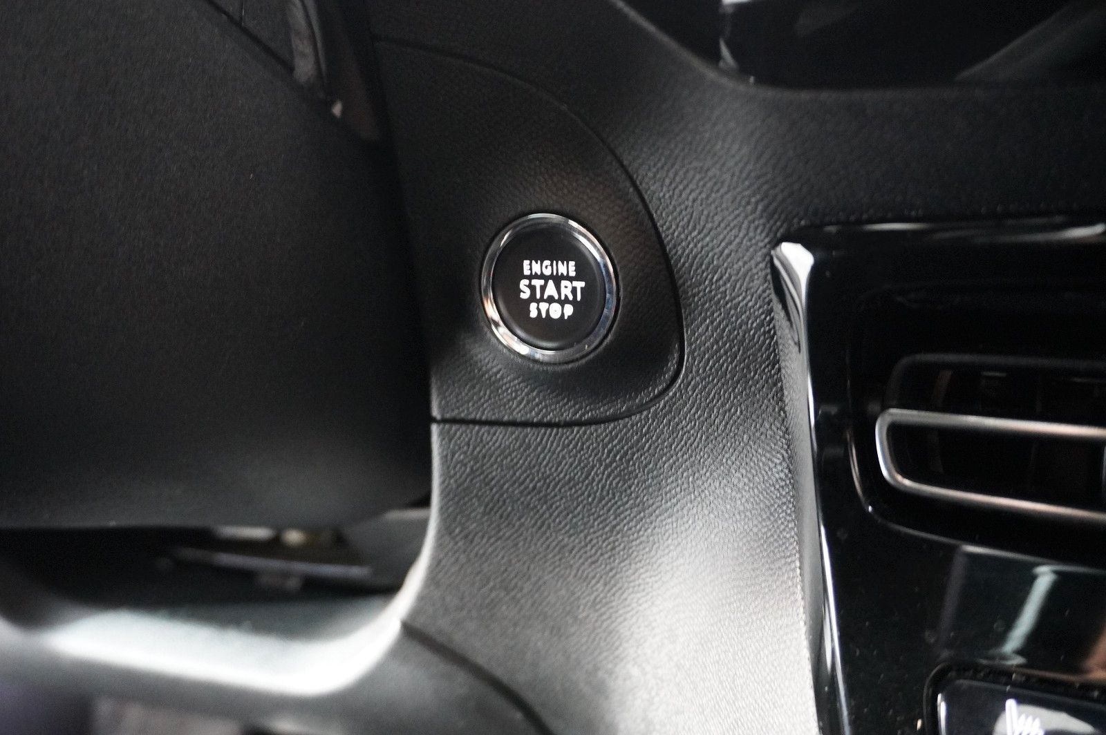 Fahrzeugabbildung Opel Mokka 1.2 Ultimate AHK/NAVI/SHZ/KAMERA/ACC/18"AL