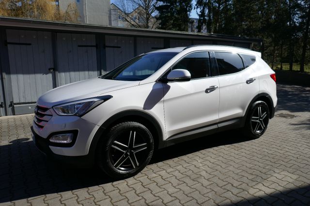Hyundai Santa Fe Style 2WD Xenon / Navi