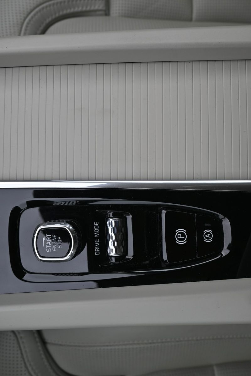 Fahrzeugabbildung Volvo XC60 T8 AWD Momentum Plug-In Hybrid*PANO*BLIS