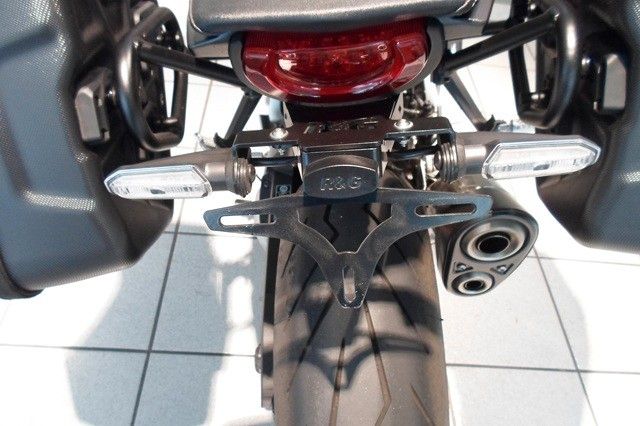 Fahrzeugabbildung Honda CB1000R mit Seitenkoffer