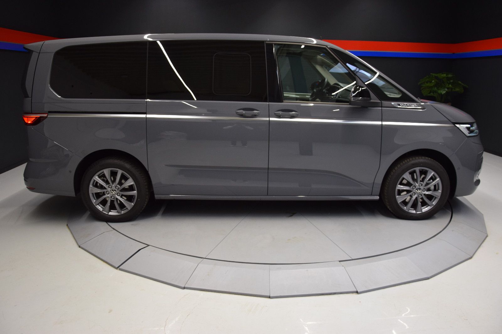 Fahrzeugabbildung Volkswagen T7 Multivan style lang Pano AHK ACC Standheizung
