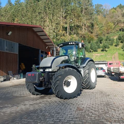 Valtra S230-4  Traktor (netto 32500)