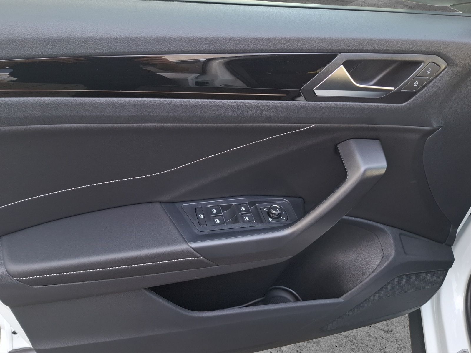 Fahrzeugabbildung Volkswagen T-Roc TSI R-Line DSG LEDplus AHK Navi AID ACC RF