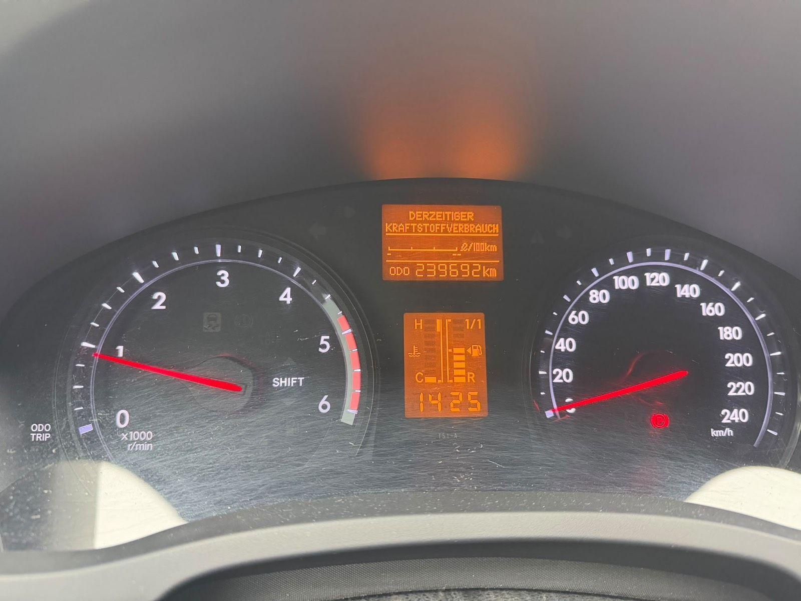 Toyota Avensis 2013 — photo 12