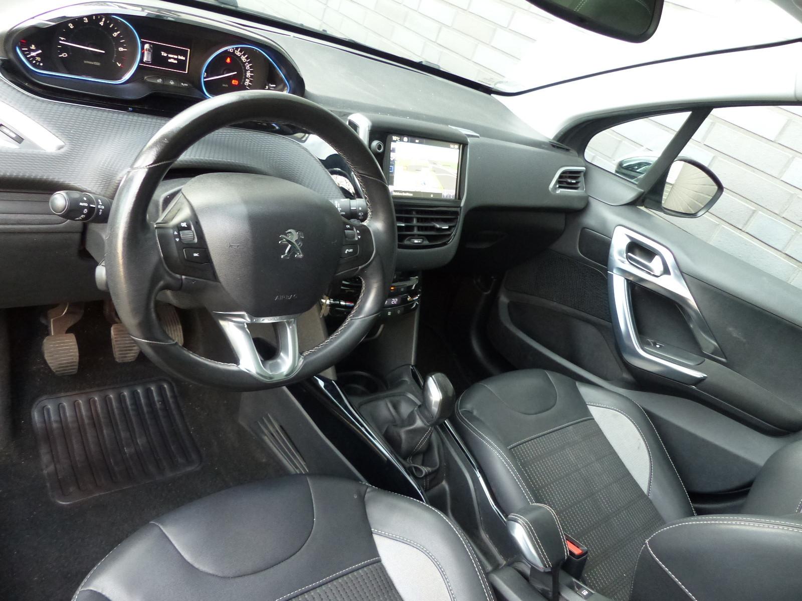 Peugeot 2008 Allure Glasdach/Navi/Klimaautom/PDC
