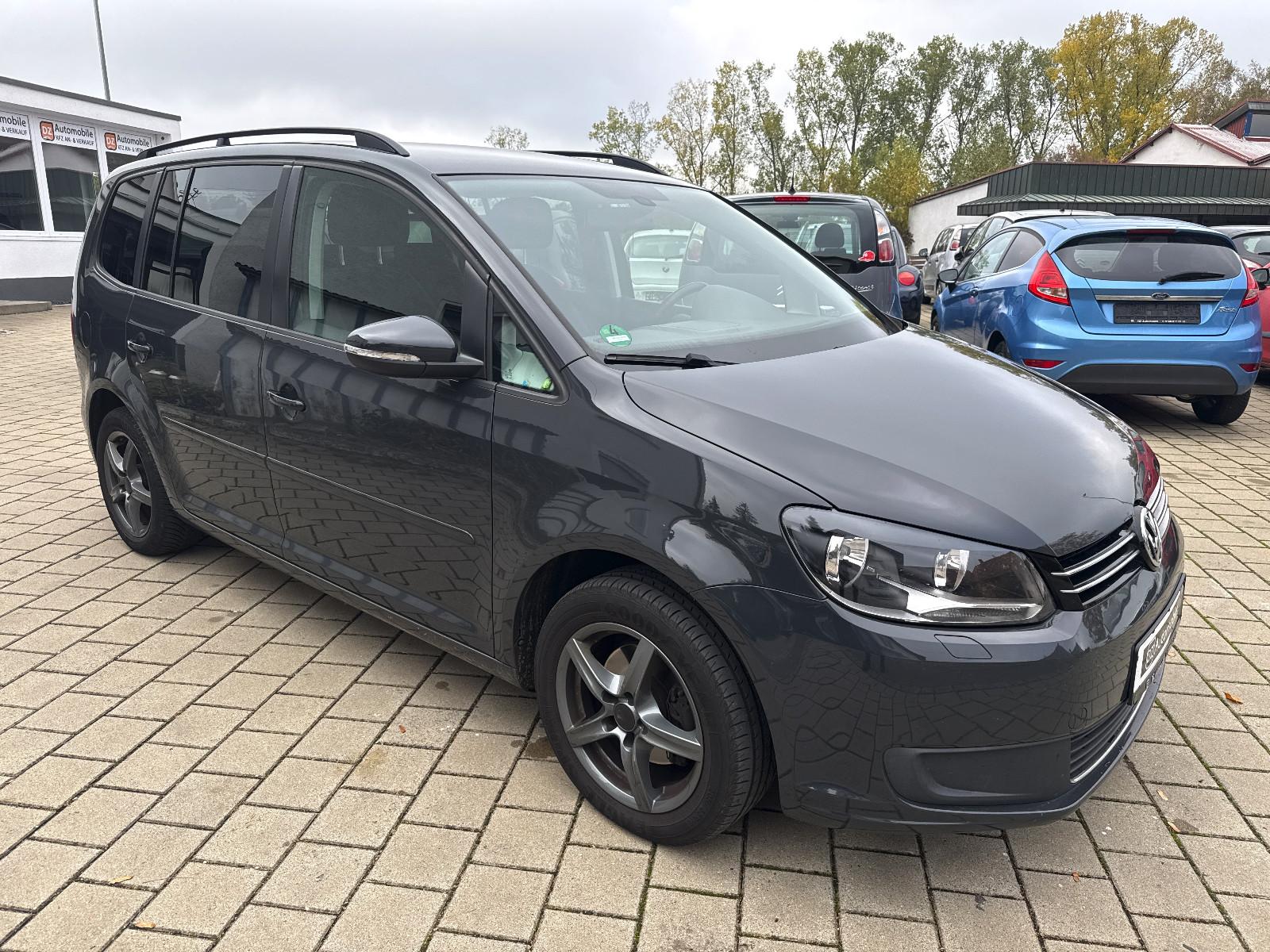 Volkswagen Touran 2015 — салон
