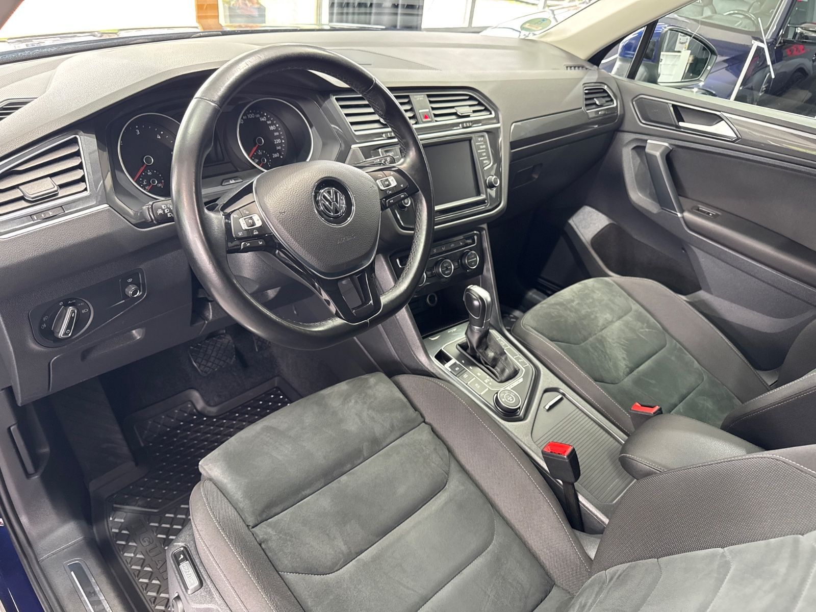 Fahrzeugabbildung Volkswagen Tiguan Highline 4Motion|MASSAGE|AHK|HEAD-UP|DSG|