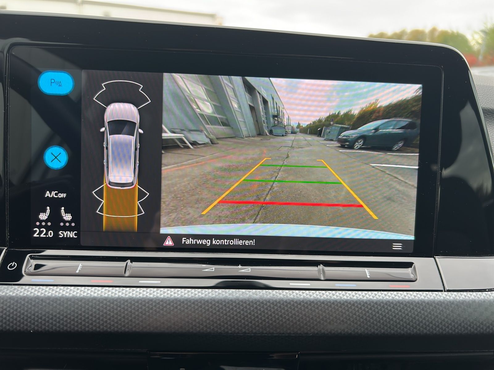 Fahrzeugabbildung Volkswagen Golf VIII Variant eTSI Active DSG LED ACC SH Rea