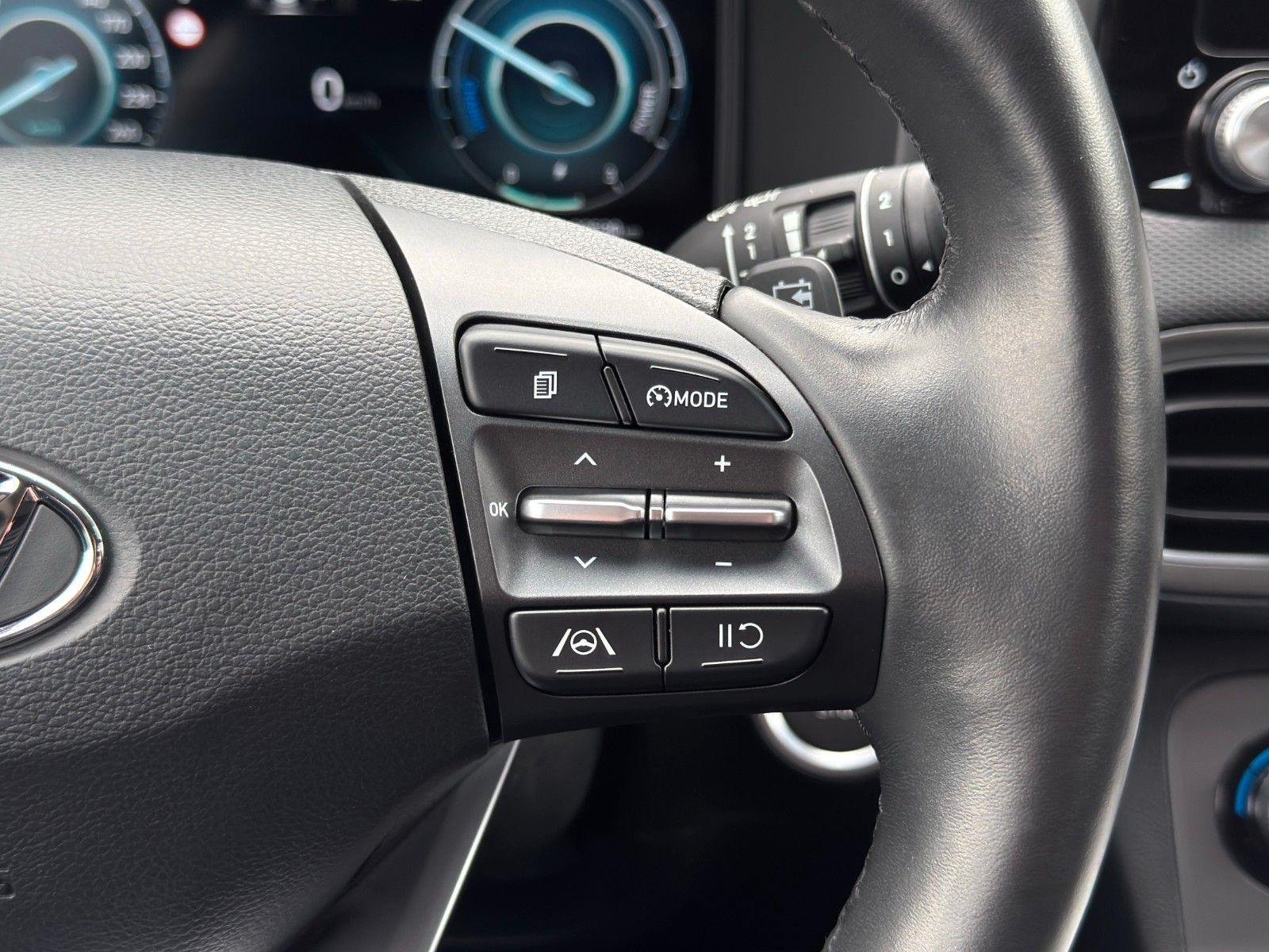 Fahrzeugabbildung Hyundai KONA E Edition 30+ PDC SHZ LHZ KRELL Temp CarPl.