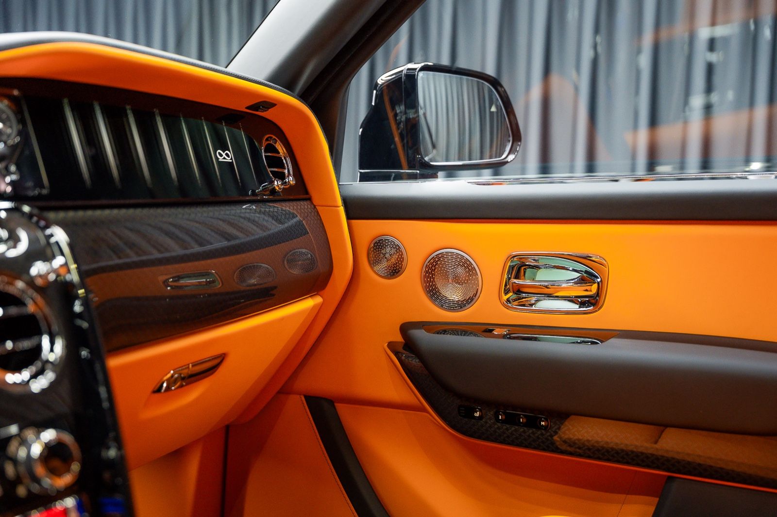 Fahrzeugabbildung Rolls-Royce Cullinan Black Badge 4Seats Starlight 2025 FULL