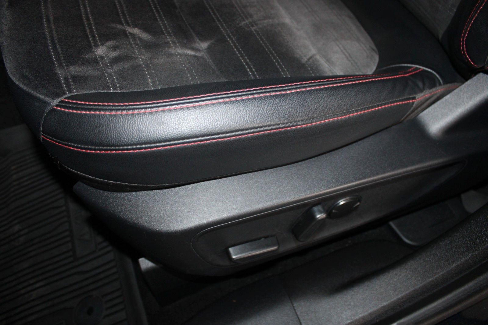 Fahrzeugabbildung Ford Kuga PHEV ST-Line X LED AHK 2xCam ACC WinterPak.
