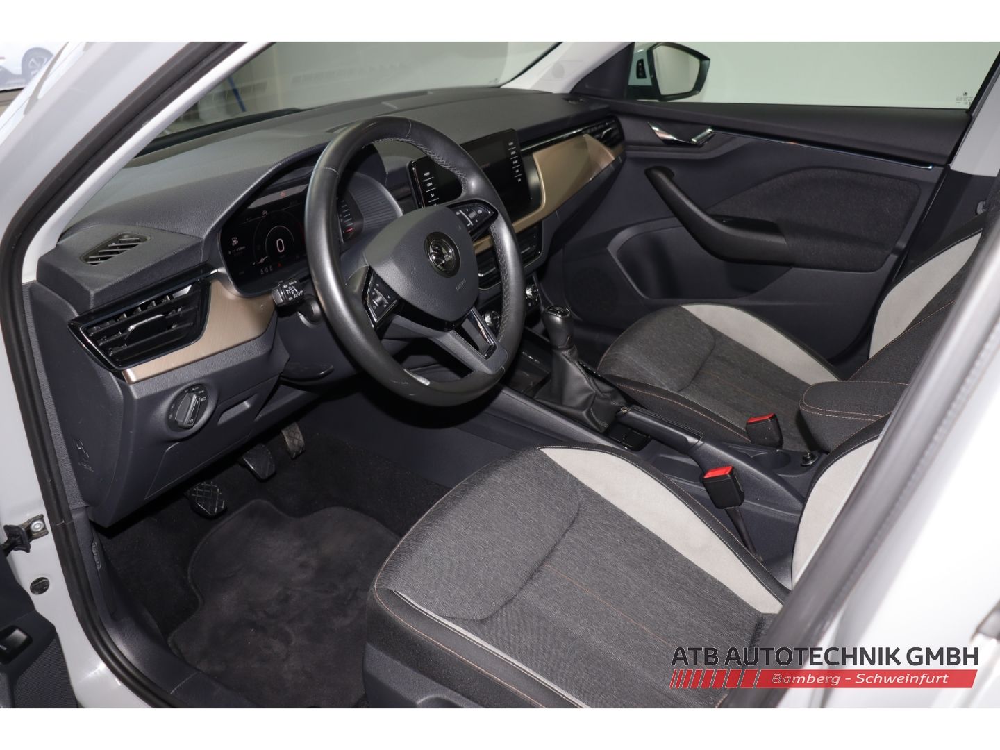Fahrzeugabbildung SKODA Kamiq 1.0l TSI Style AHK-klappbar Navi  LED