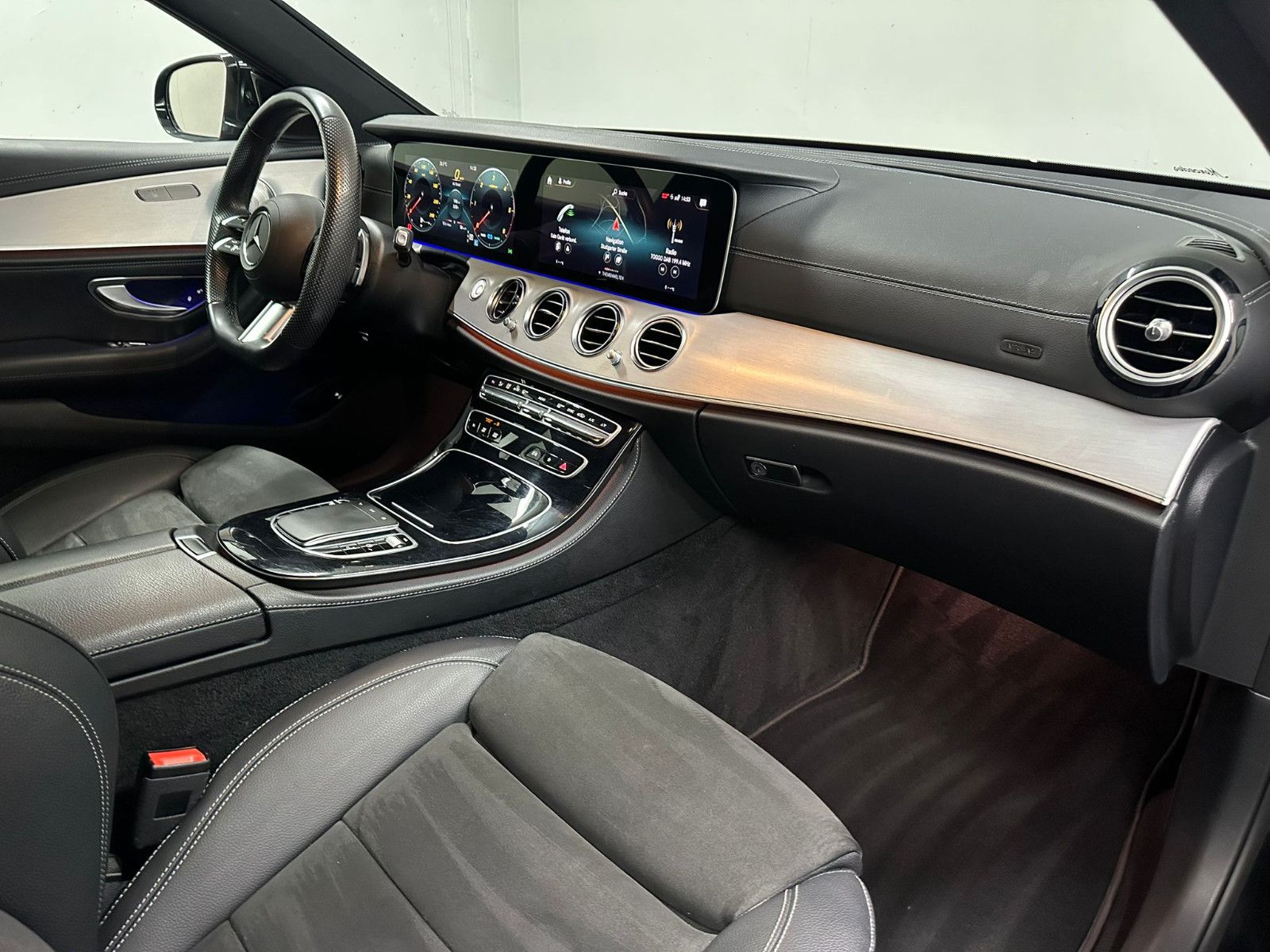Fahrzeugabbildung Mercedes-Benz E 300 d 4MATIC T Autom * AMG-LINE*NAVI*AMBIL*
