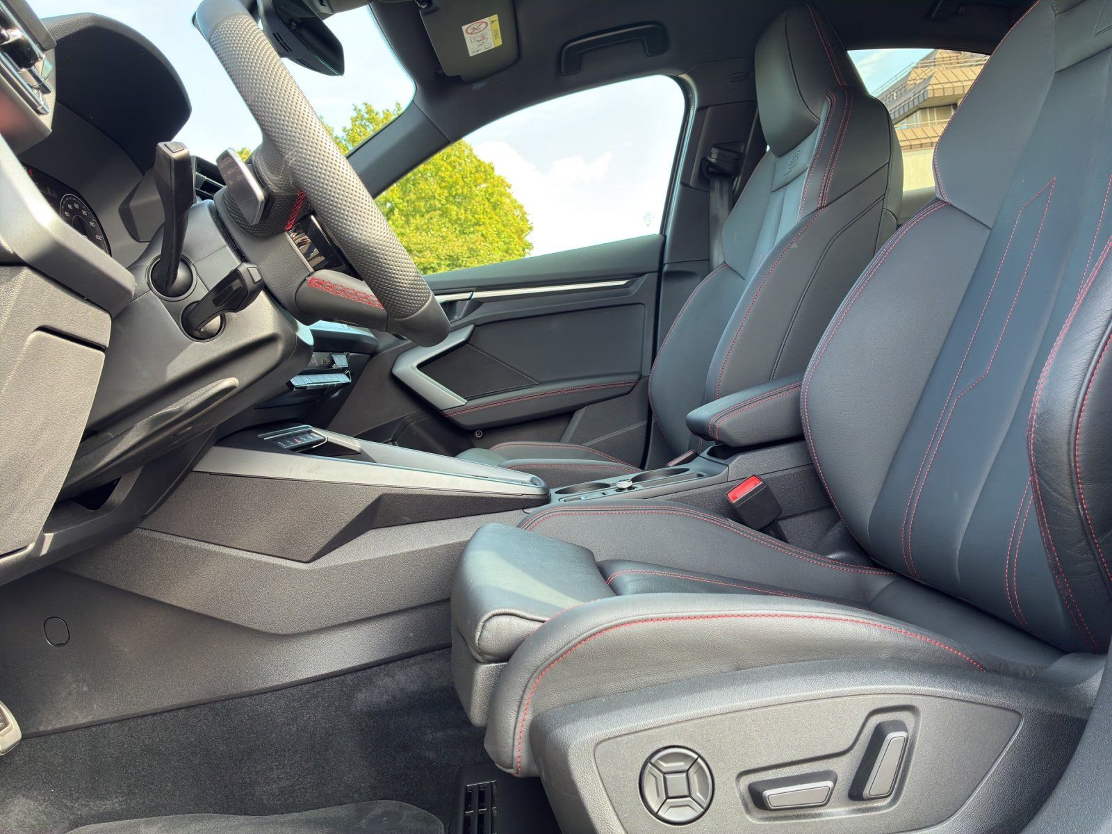 Fahrzeugabbildung Audi A3 Limousine 1.5 TFSI S-Line AHK,Kamera,LED,PDC