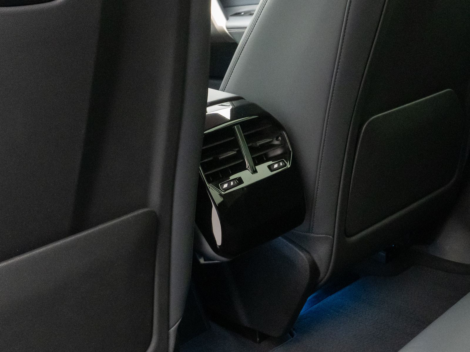 Fahrzeugabbildung BMW iX xD40 Kamera DAB H/K ACC Komfort Sport 22Zoll
