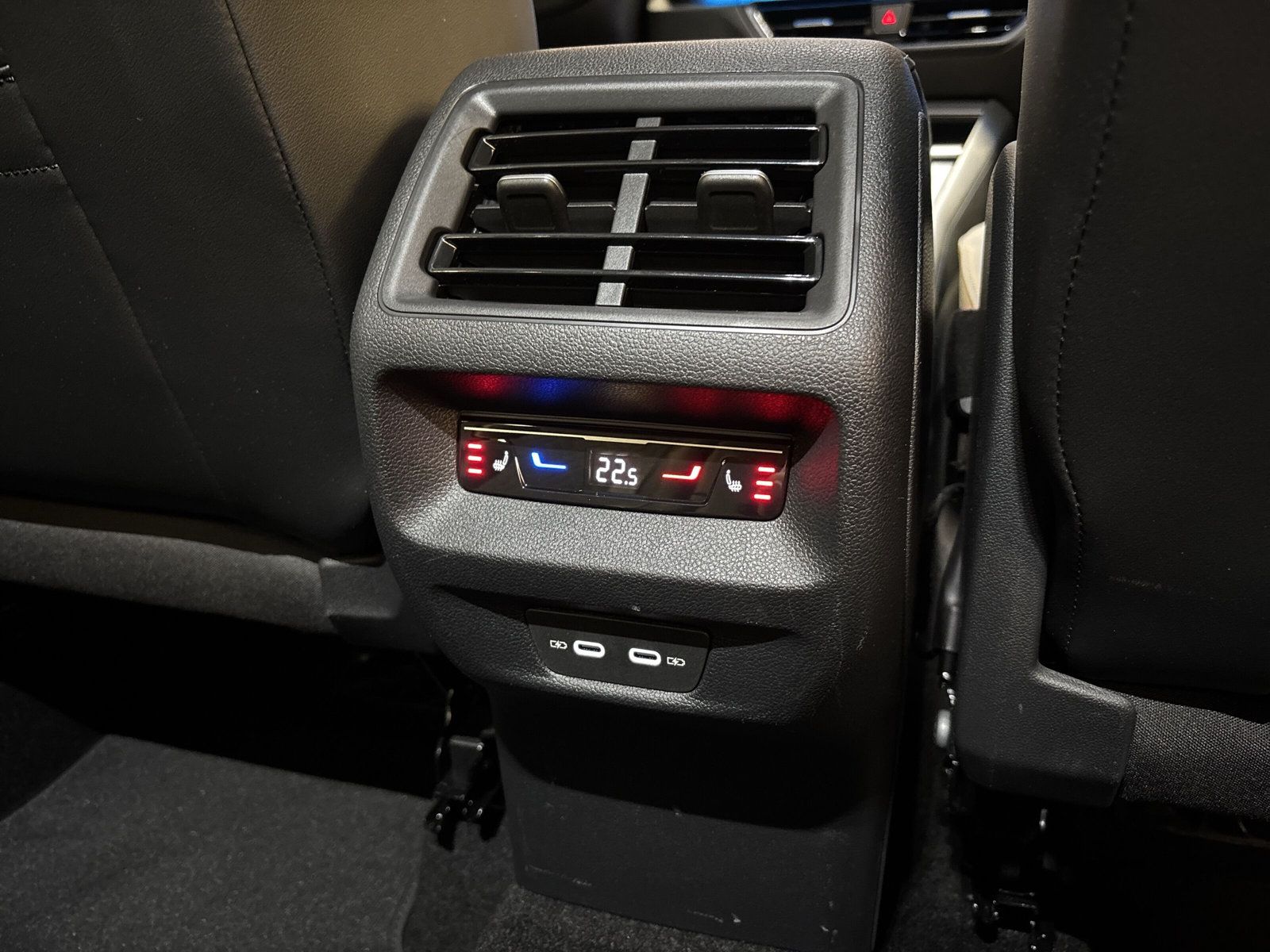 Fahrzeugabbildung Volkswagen Tiguan Life 2.0 TDI 4Motion DSG AHK Standheizung