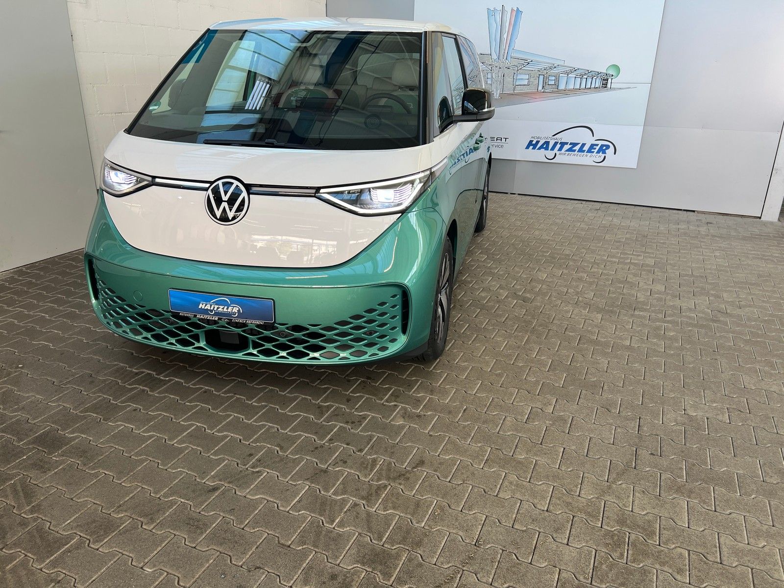 Fahrzeugabbildung Volkswagen ID.Buzz Pro 150 KW +AHK + Kamera + Navi + Design - mit KI generiert/bearbeitet