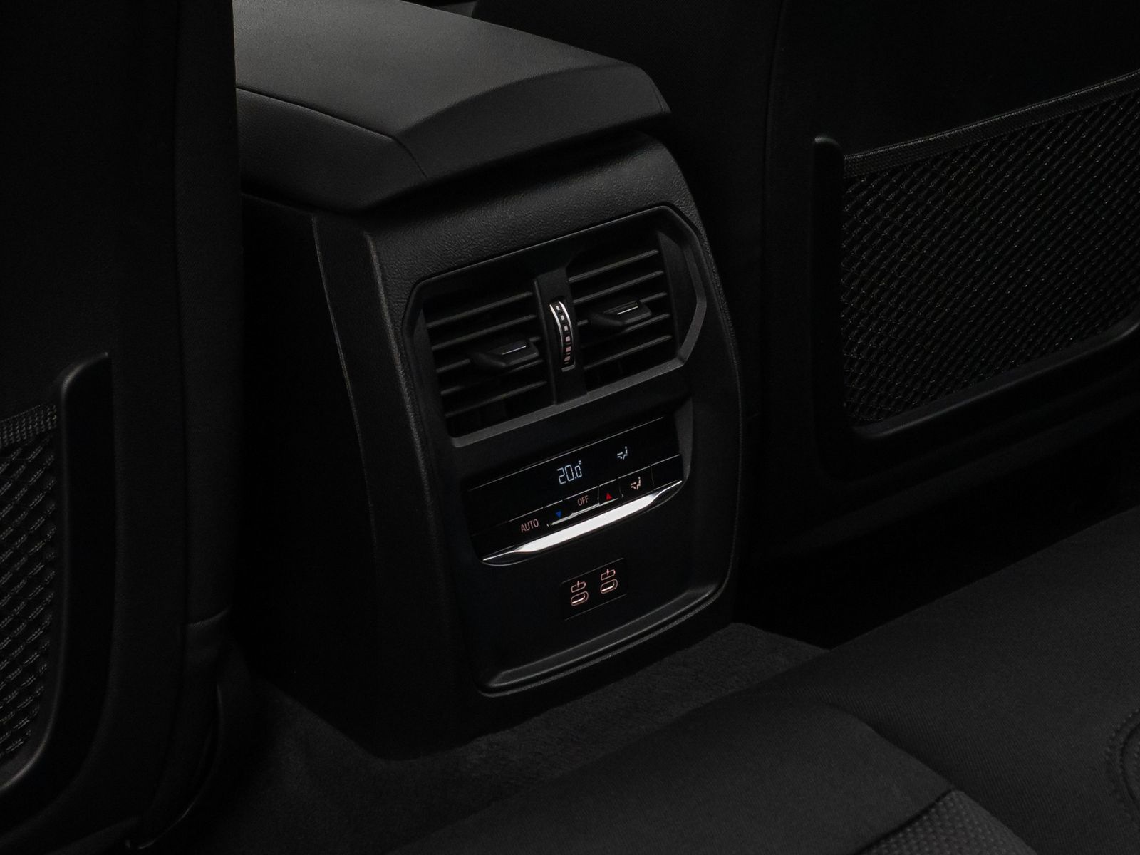 Fahrzeugabbildung BMW 330i HUD DAB CockPitPro DrivAssist PDC LED Alarm