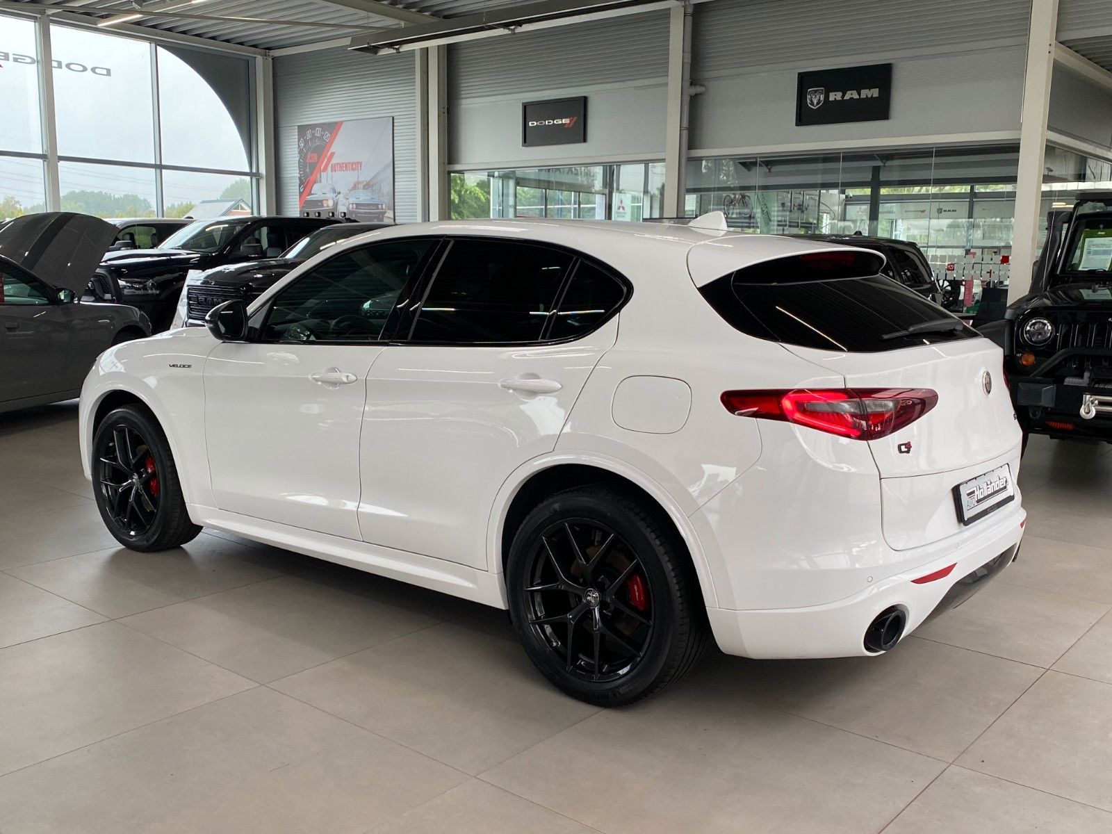 Fahrzeugabbildung Alfa Romeo Stelvio 2.0T Veloce Q4 Assistenzpaket 20" Leder