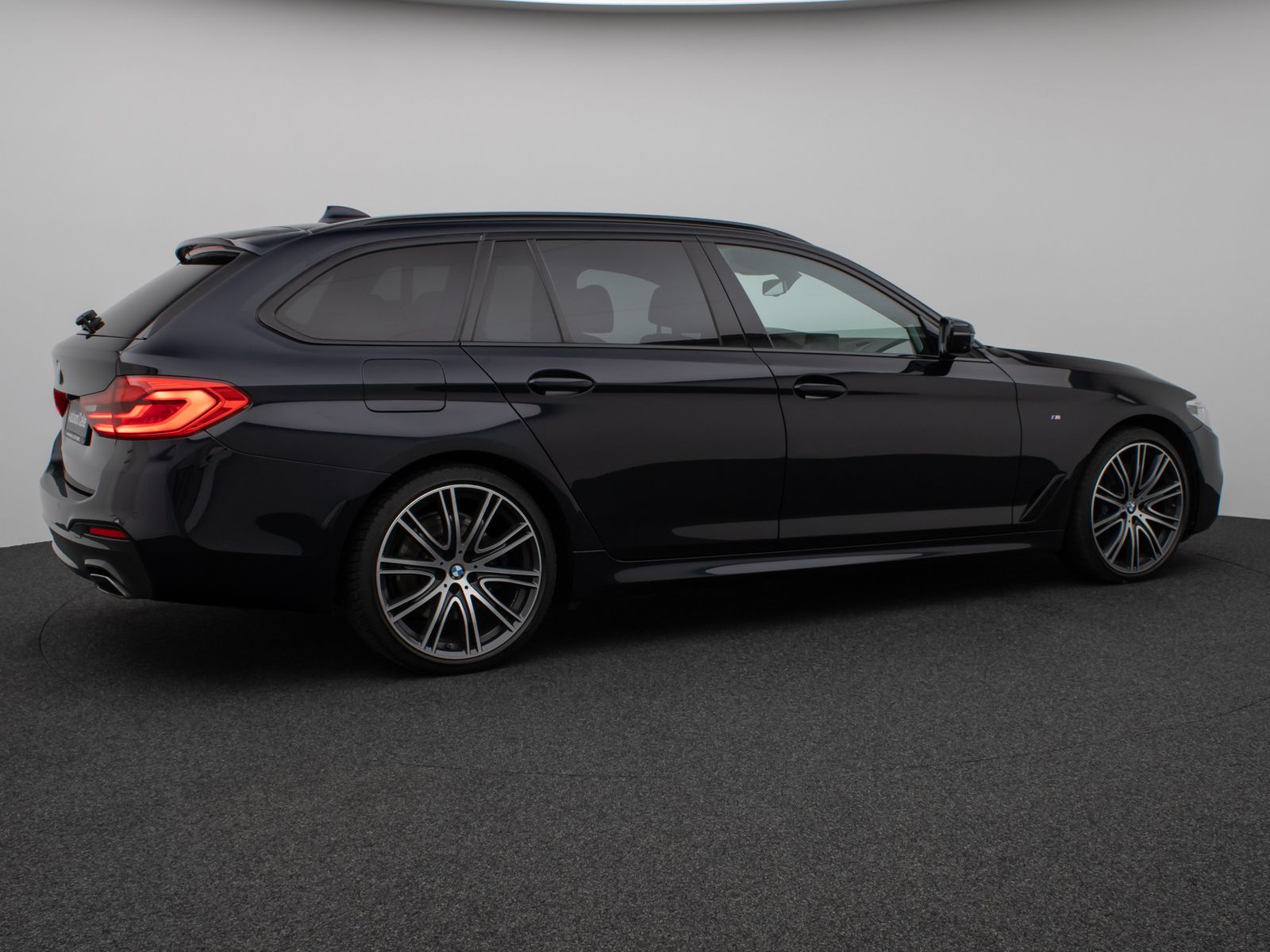 Fahrzeugabbildung BMW 540d xD M Sport Panorama 360°HUD B&W NightVision