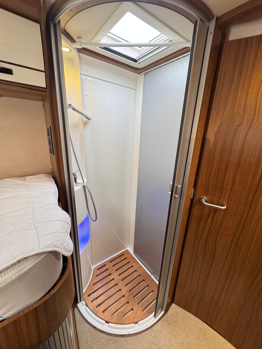 Fahrzeugabbildung HYMER / ERIBA / HYMERCAR B-KLASSE 680 STARLINE MB 3.0 D V6 HYD HÜBSTÜTZEN