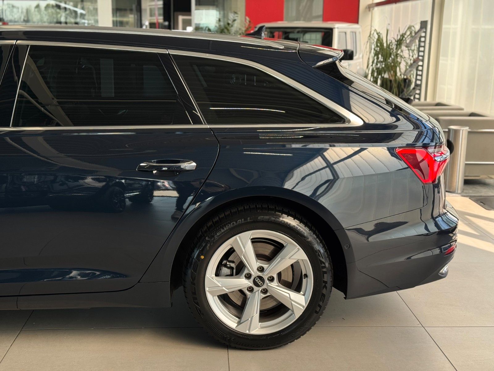 Fahrzeugabbildung Audi A6 Avant 45 TFSI design Business+Assistenz-Paket