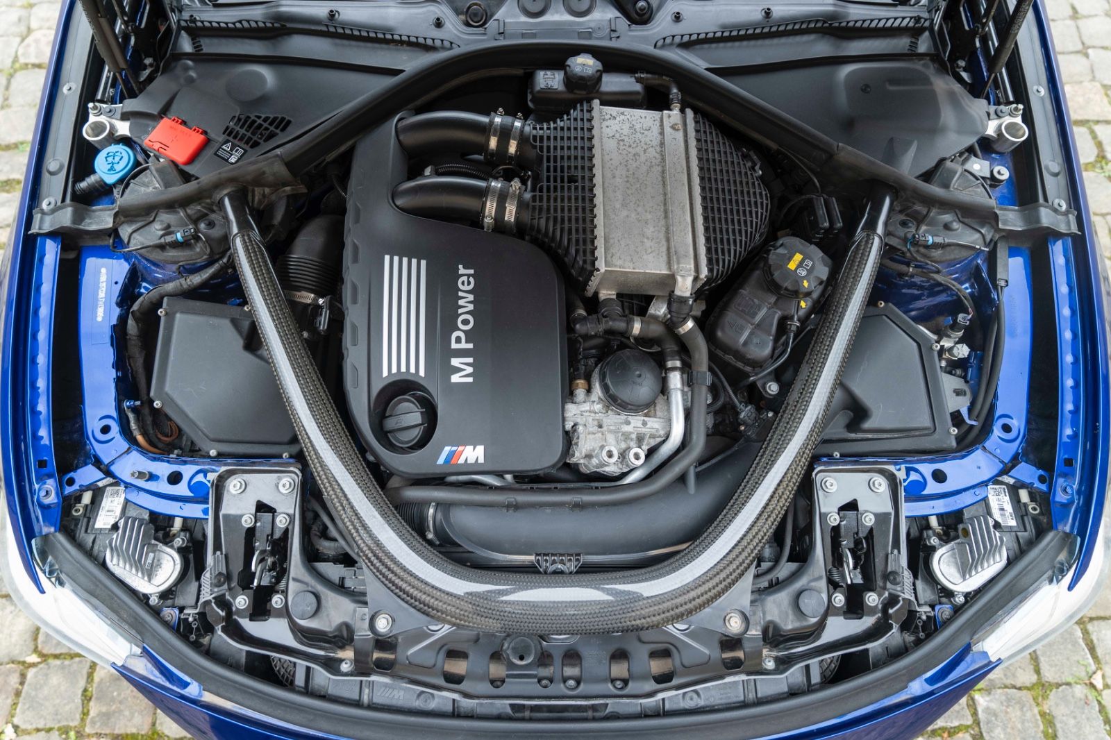 Fahrzeugabbildung BMW M4 CS Head UP LED NAV KAM PDC DKG