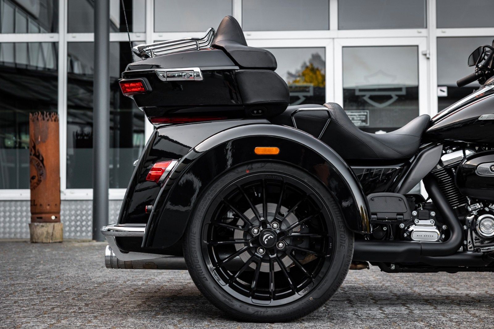 Fahrzeugabbildung Harley-Davidson TRI GLIDE ULTRA TRIKE - JEKILL&HYDE H-D ROULETTE