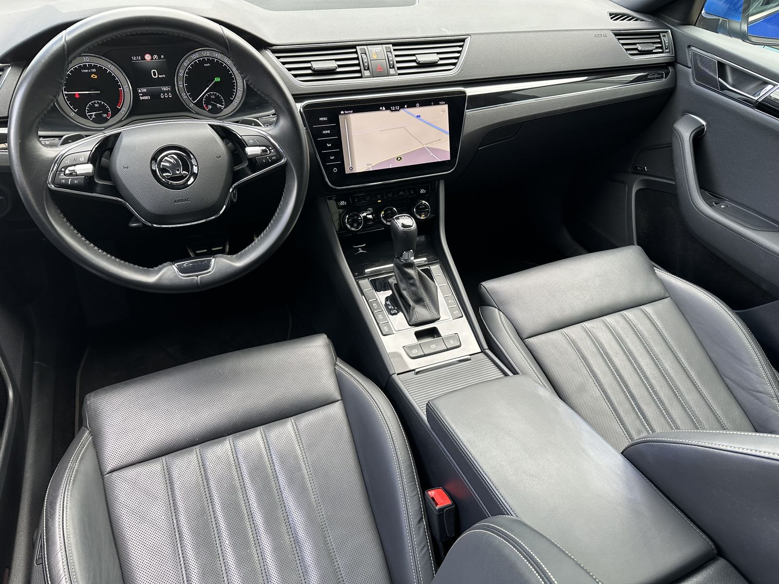 Fahrzeugabbildung SKODA Superb Combi 2.0 TDI DSG L&K NAV+LED+AHK+PANO+SH