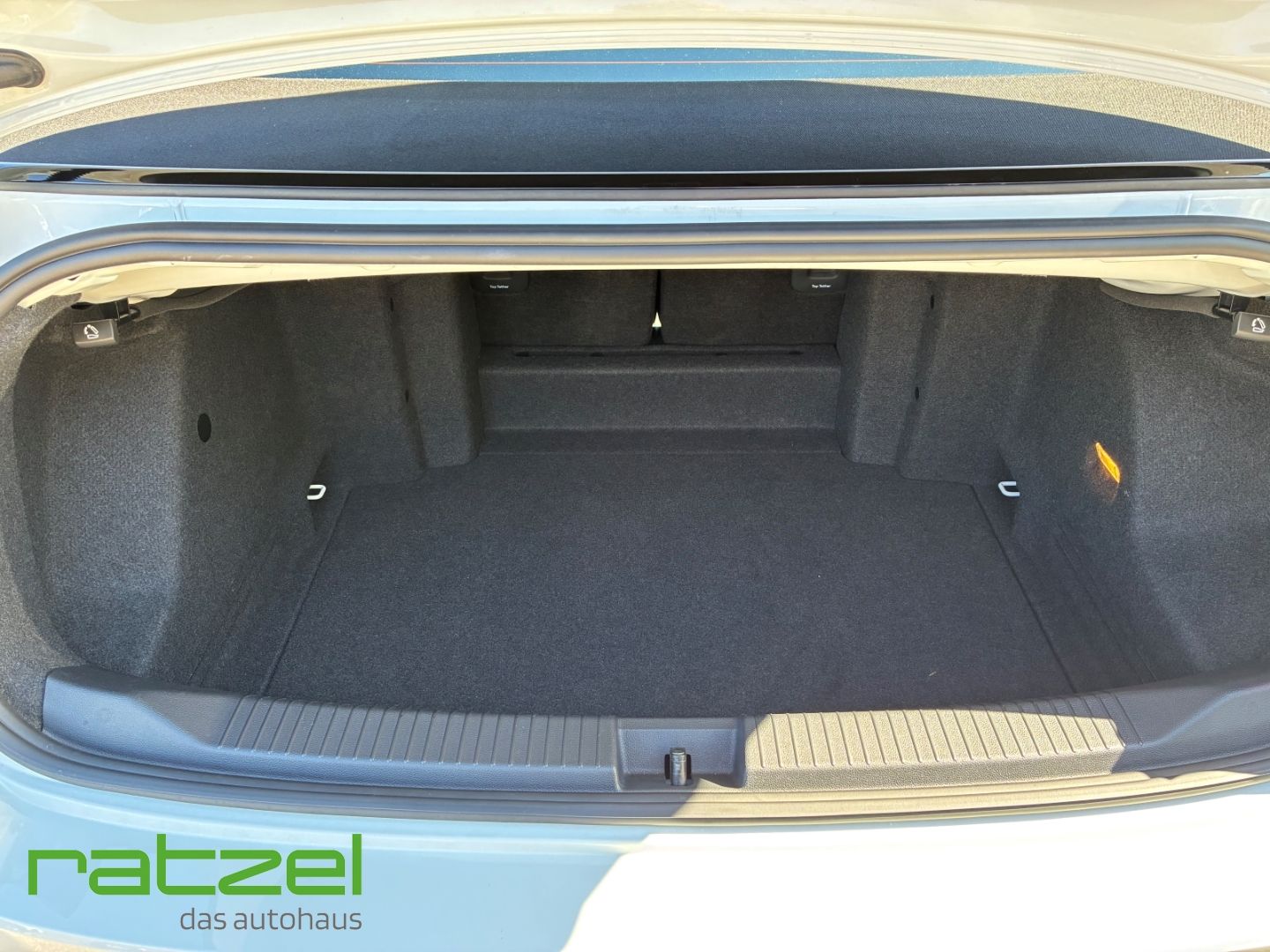 Fahrzeugabbildung Volkswagen T-Roc Cabriolet R-Line 1.5 TSI DSG Navi App Conn