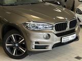 BMW X5xD30d/HUD/LED/BelüftStz/NightVis/StandHz/Driv+ - mit Diesel-Antrieb: Braun, Sportfahrwerk, Geländewagen