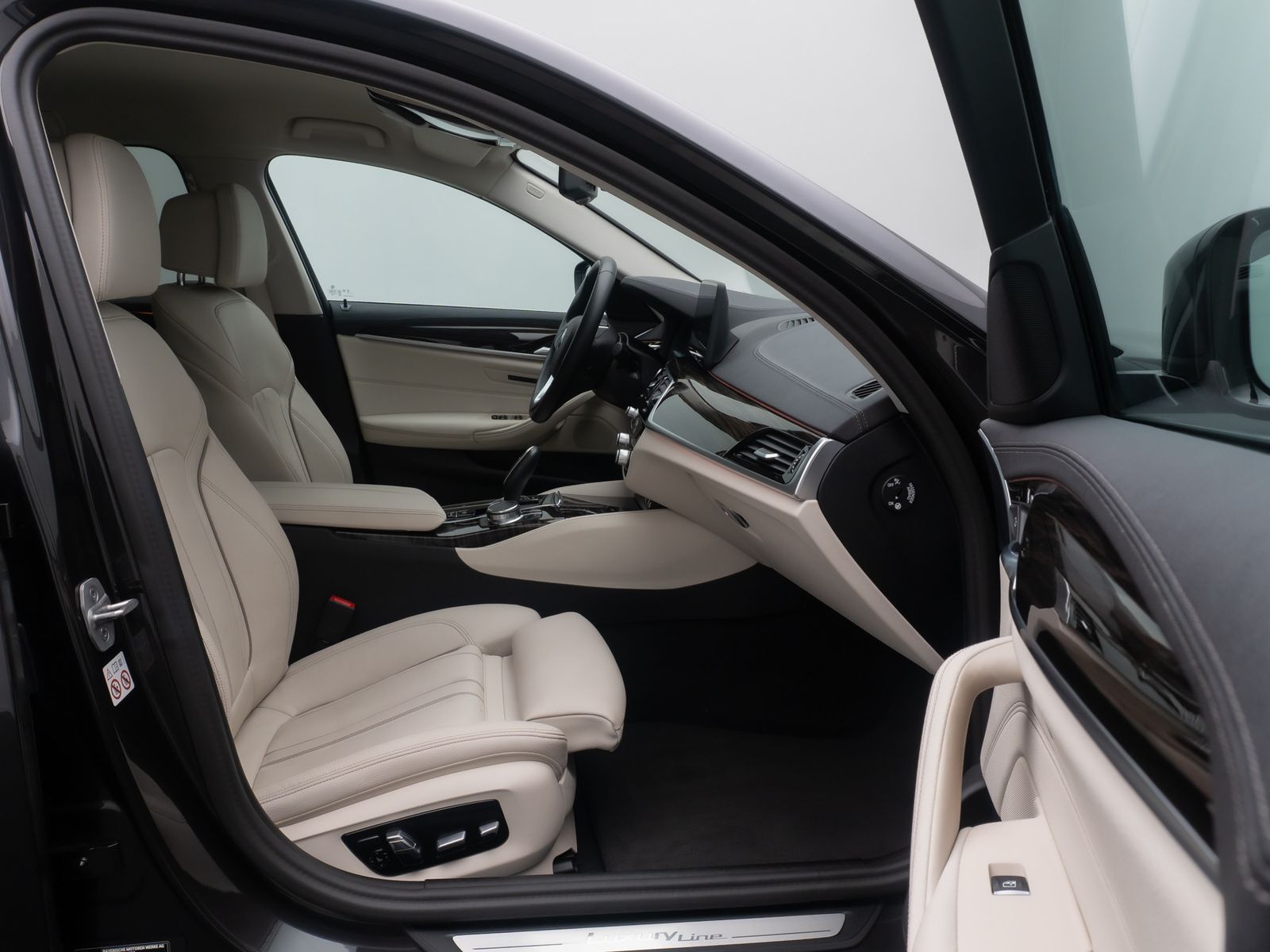 Fahrzeugabbildung BMW 520d Luxury Line Kamera DAB HiFi WLAN Alarm 19"