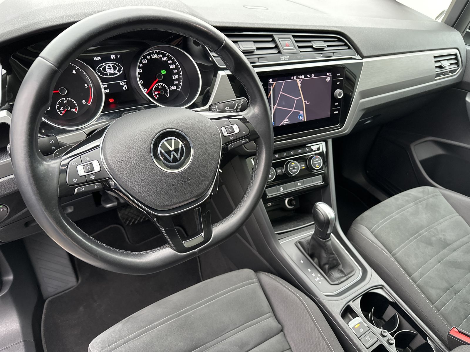 Fahrzeugabbildung Volkswagen Touran 2.0 TDI DSG Comfortline NAV+LED+ACC+PANO