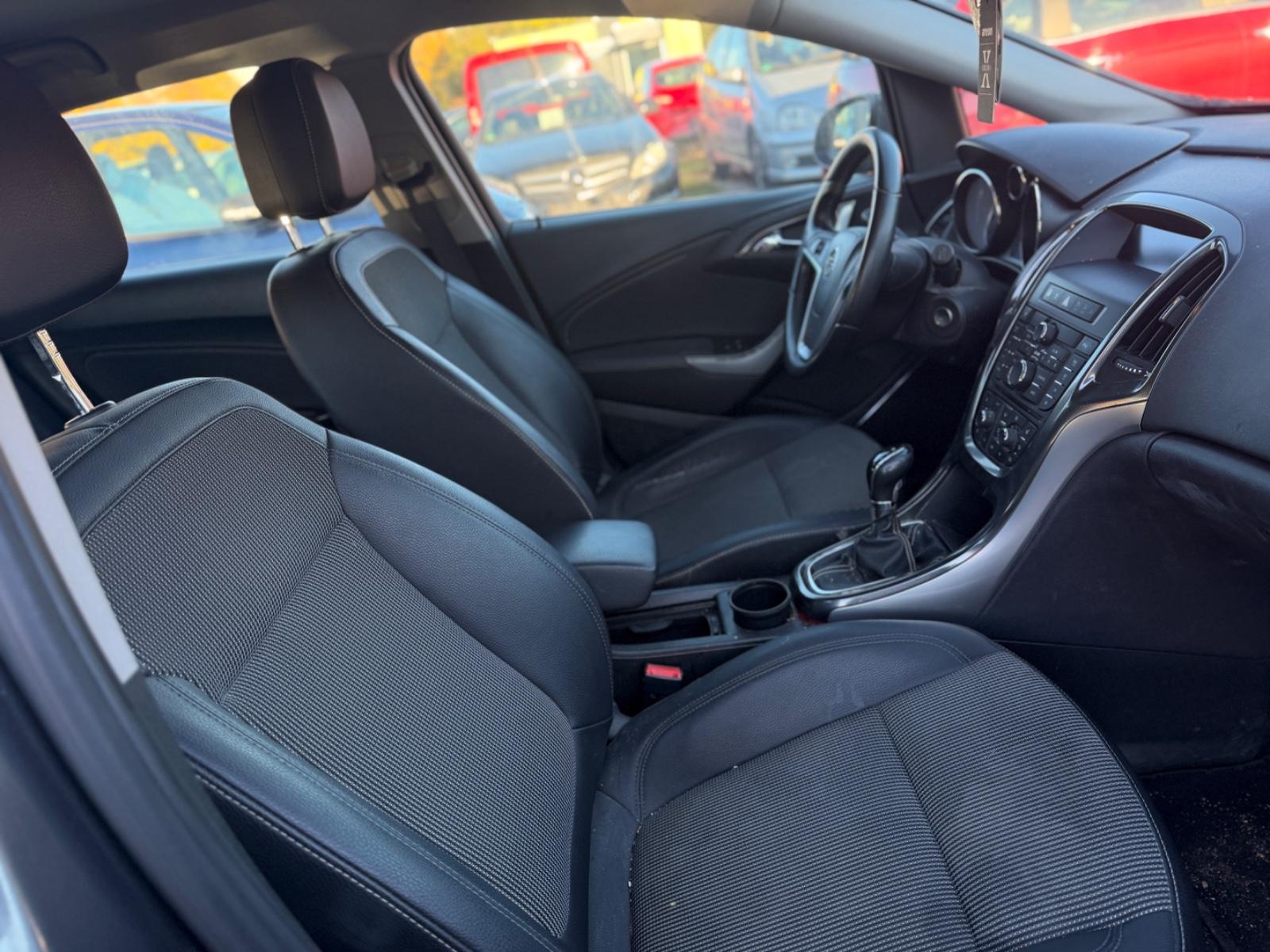 Opel Astra 2011 — photo 14