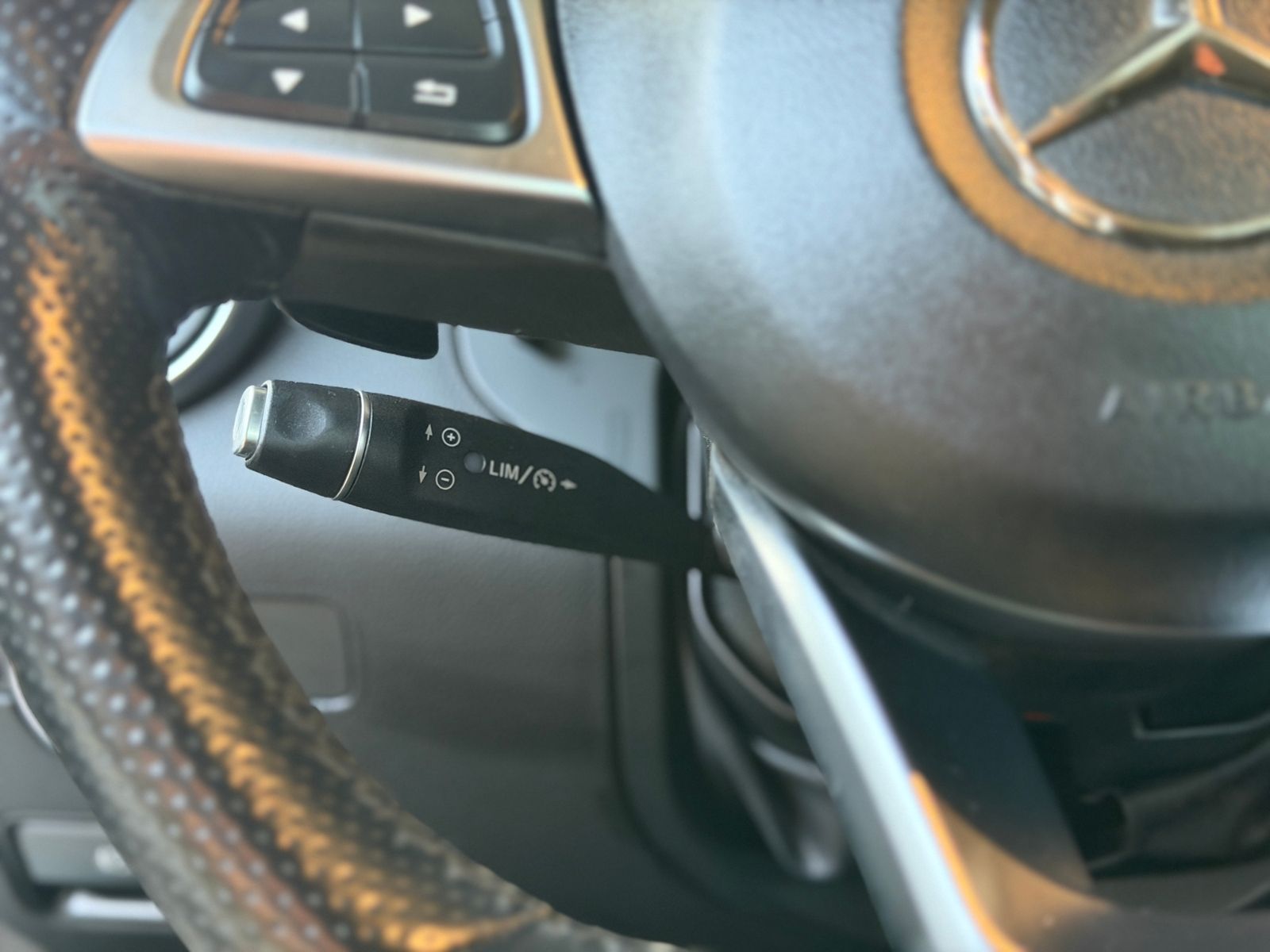 Fahrzeugabbildung Mercedes-Benz SLC 200 LED NAVI ALU