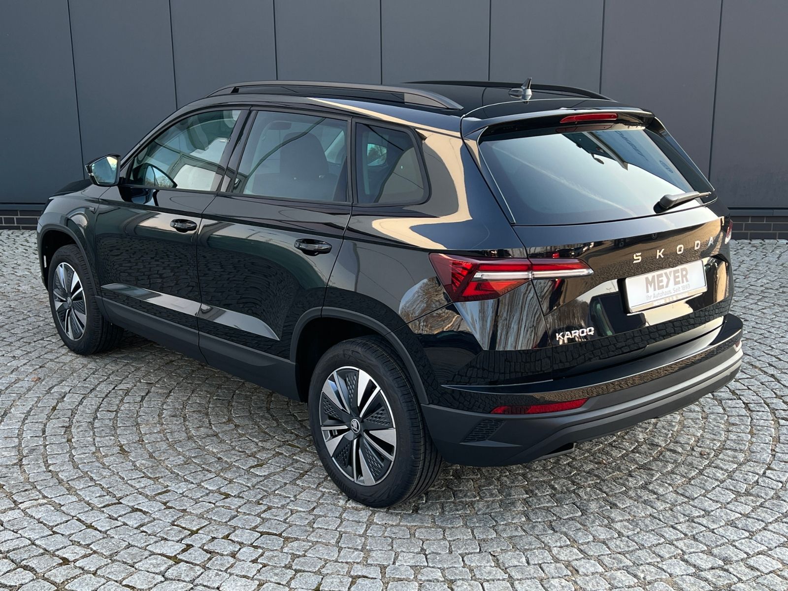 Fahrzeugabbildung SKODA Karoq Tour 1.5 TSI DSG *AHK, 17" LM-Felge, Navi,