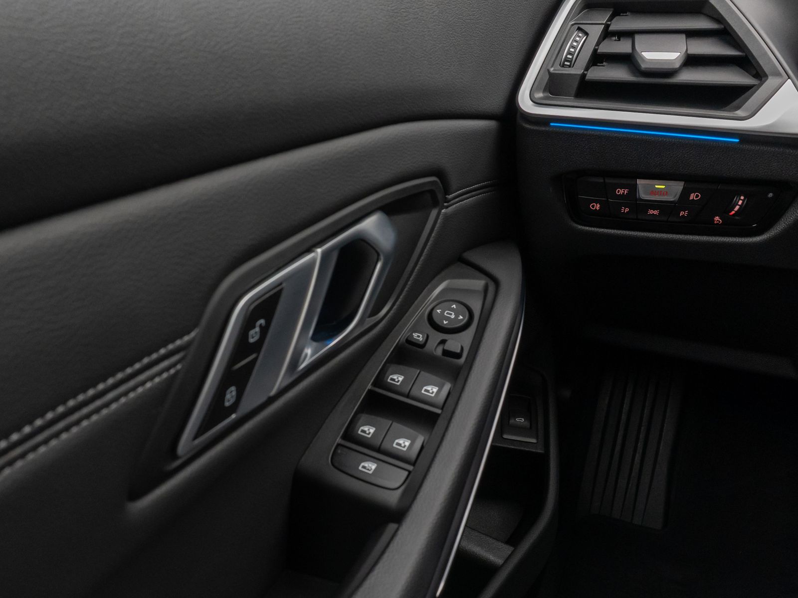 Fahrzeugabbildung BMW 330i xD Kamera HUD H/K ACC Komfort Alarm Sport