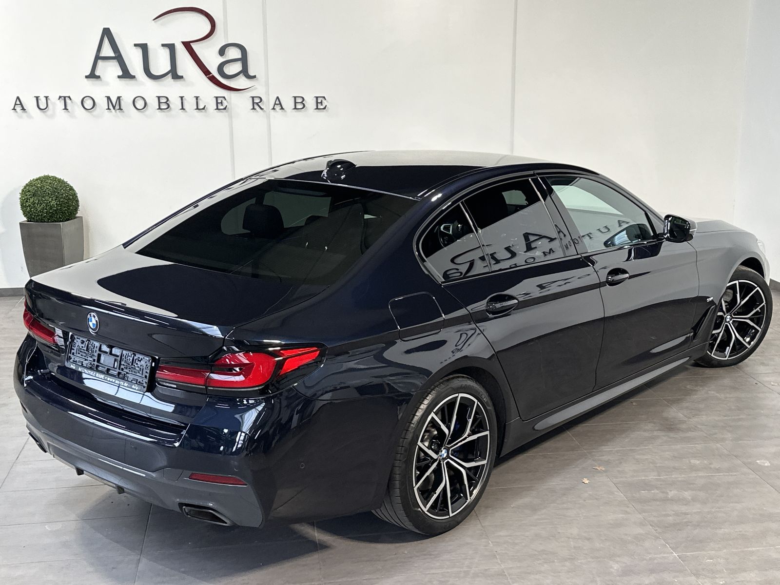 Fahrzeugabbildung BMW 520d xDrive M Sport NAV+LASER+HEADUP+KAM+19ZO+PP