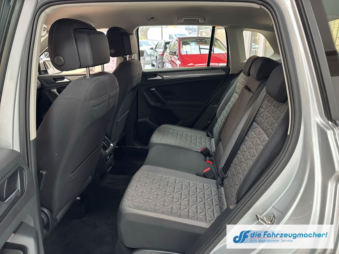 Fahrzeugabbildung Volkswagen Tiguan Life 4Motion StandHZG AHK-klappbar Navi L