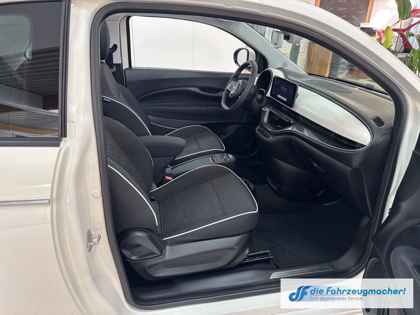 Fahrzeugabbildung Fiat 500 e Apple CarPlay Android Auto Klimaautom Fah