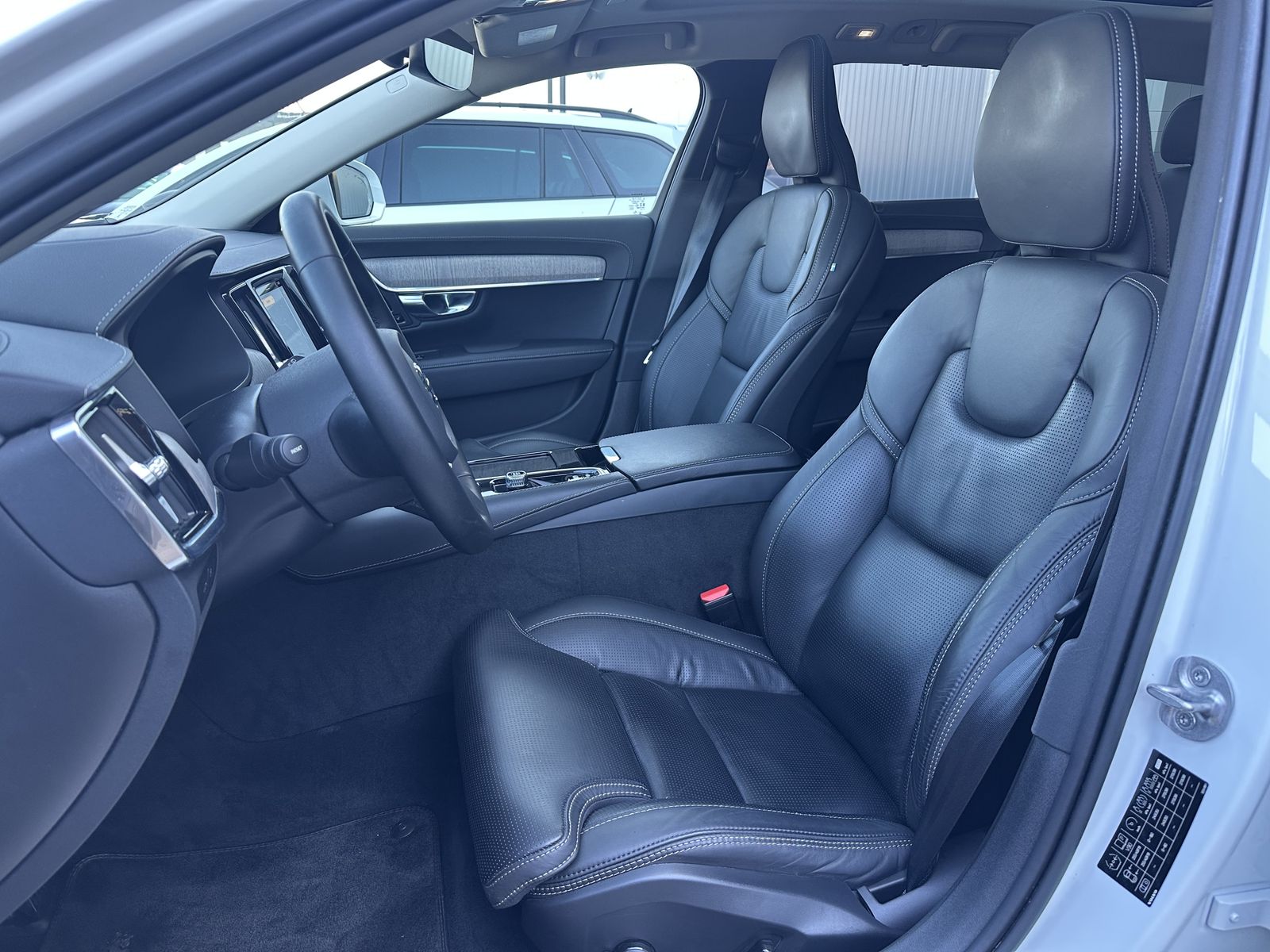 Fahrzeugabbildung Volvo V90 T6 Plus Bright Hybrid AWD NAV+LED+AHK+PANO