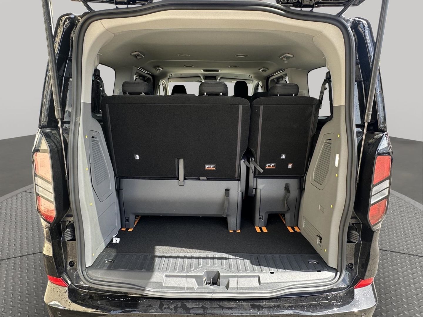Fahrzeugabbildung Ford Tourneo Custom Bus 320 L1 Titanium FWD Titanium