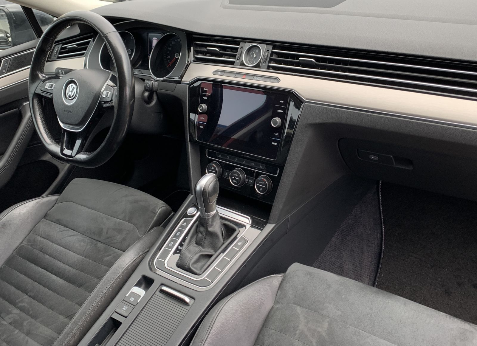 Fahrzeugabbildung Volkswagen Passat Variant 2.0 TDI*R-Line*STHZ*AHK*Alcantara