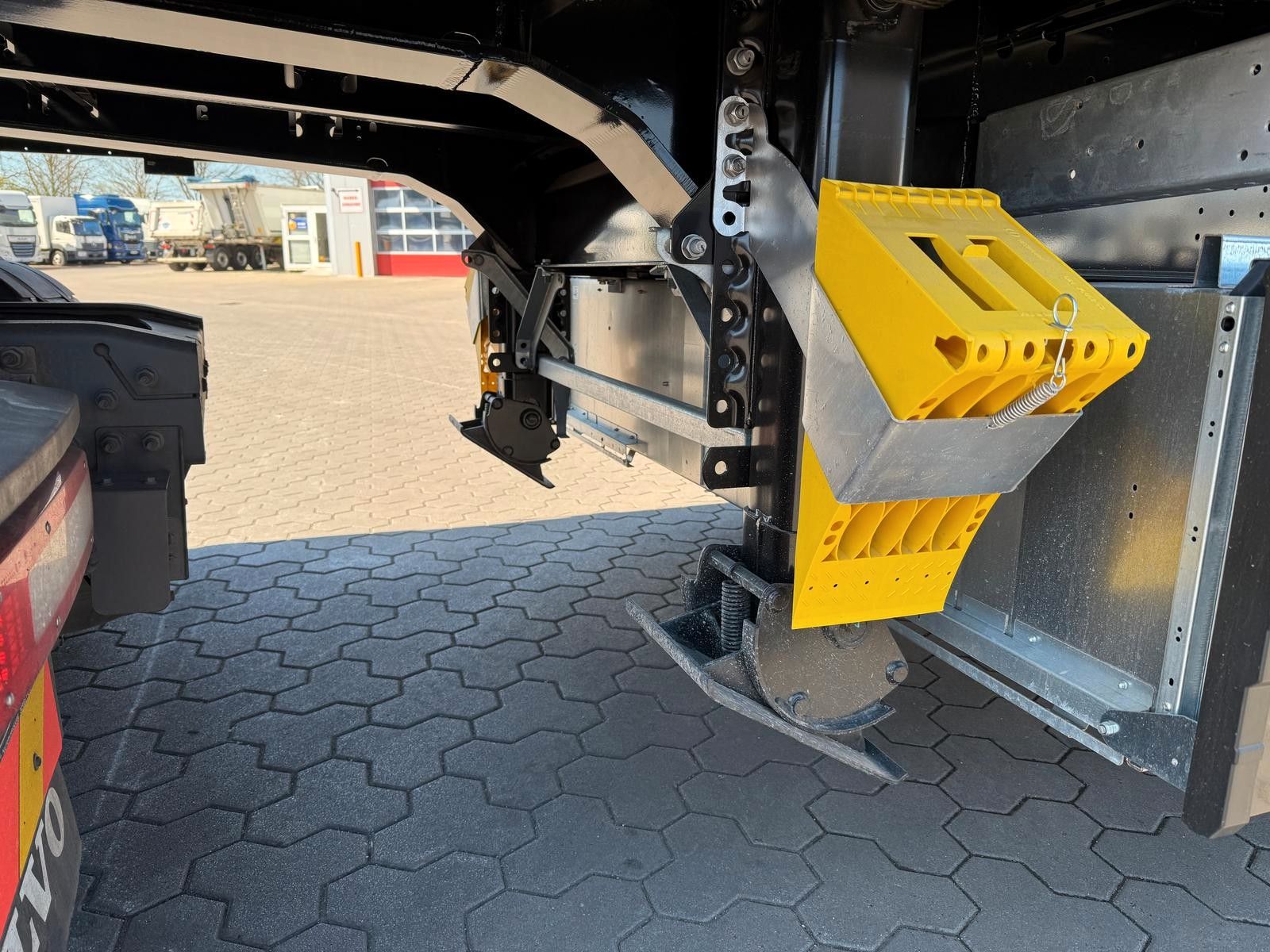 Fahrzeugabbildung Krone Schiebeplane mit IceProtect + Safe Curtain